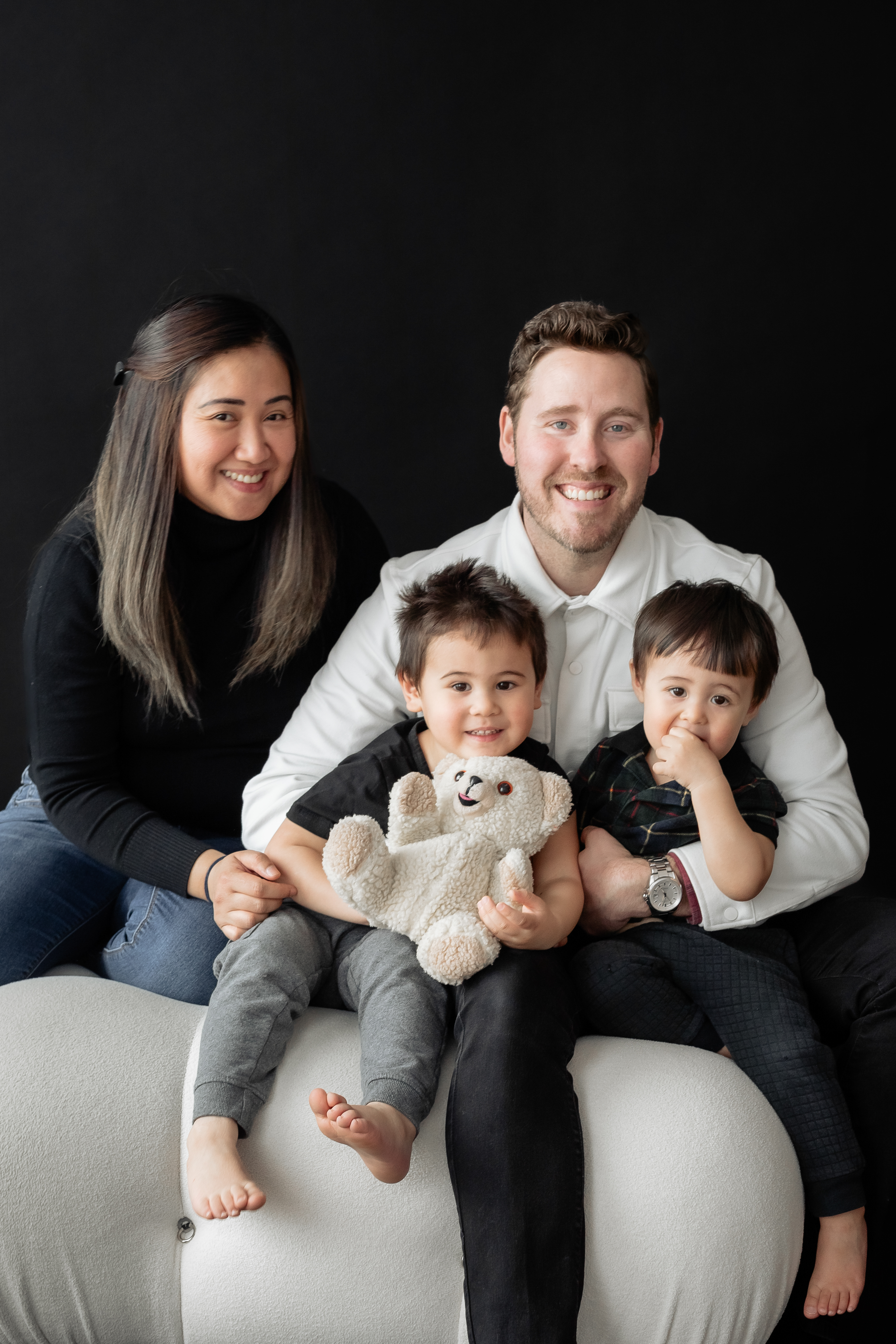 Cuddy moments with mom, dad and two sons.  Mini Session by Maryam Southam Photography